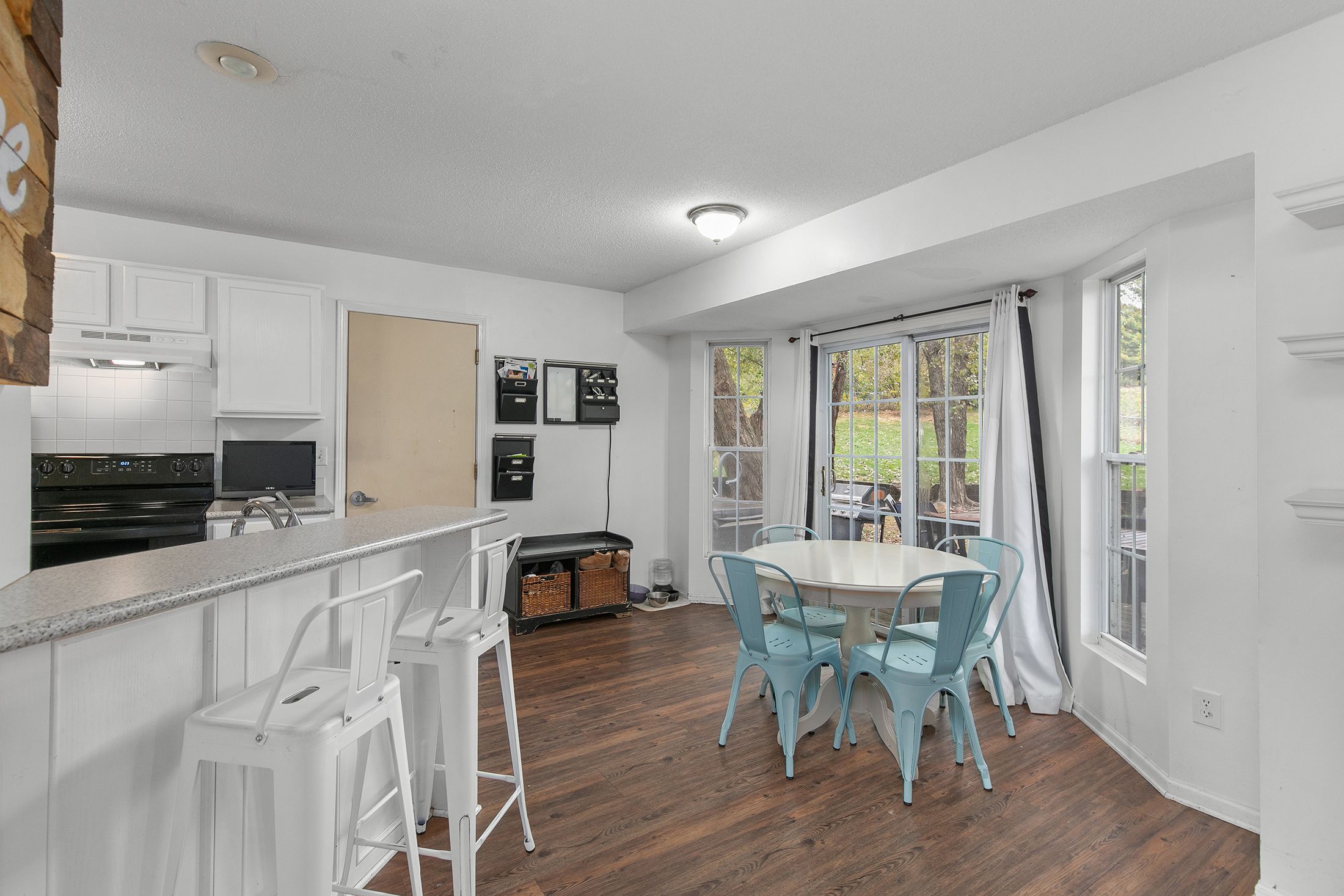 Listing Photo: 08-IMG_1213