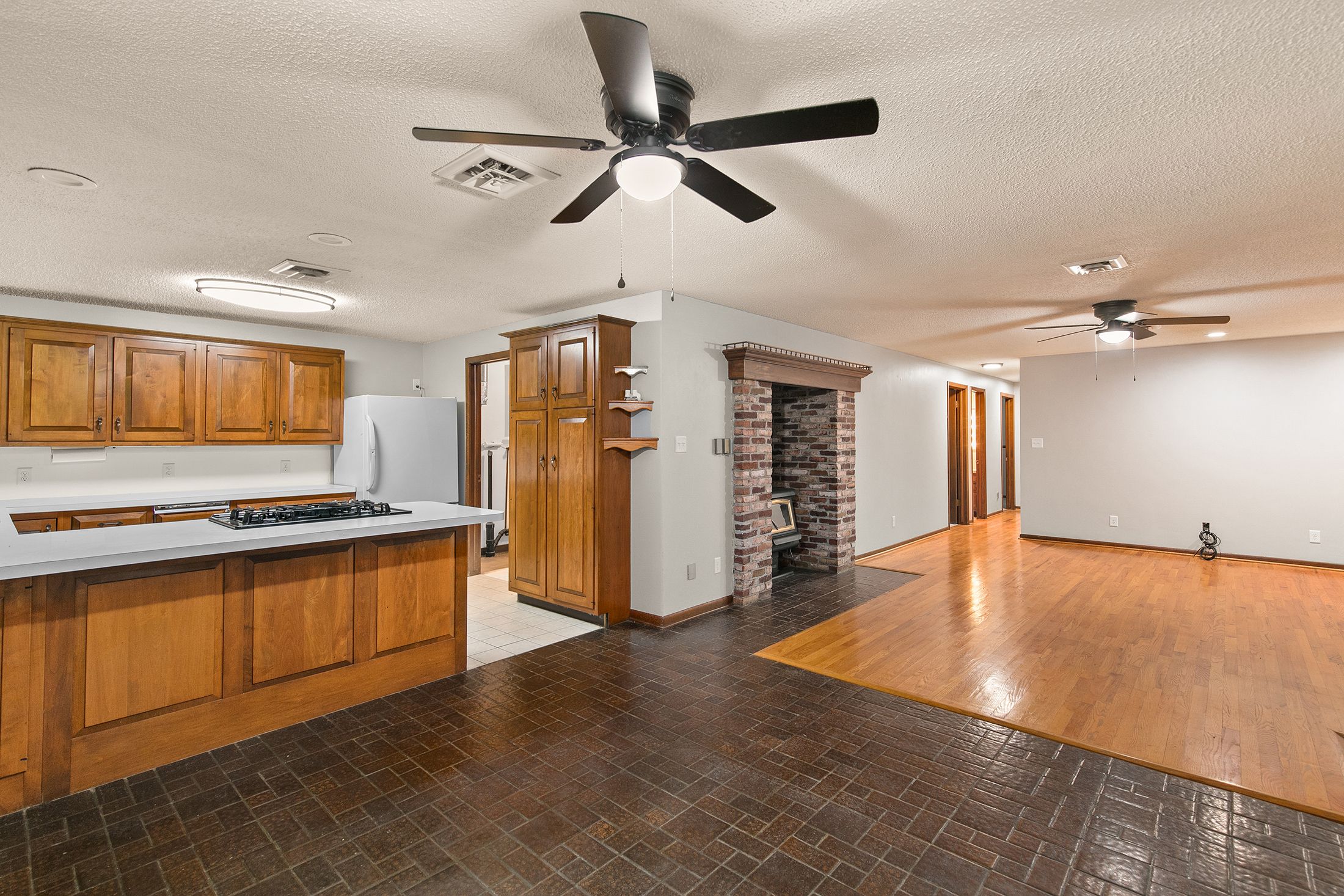 Listing Photo: 08-IMG_5546