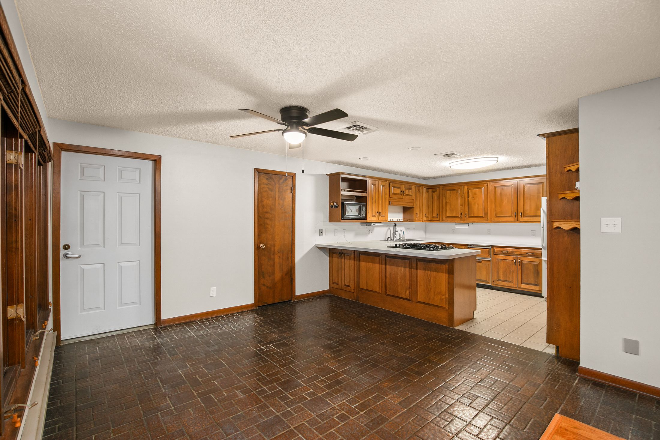 Listing Photo: 09-IMG_5552