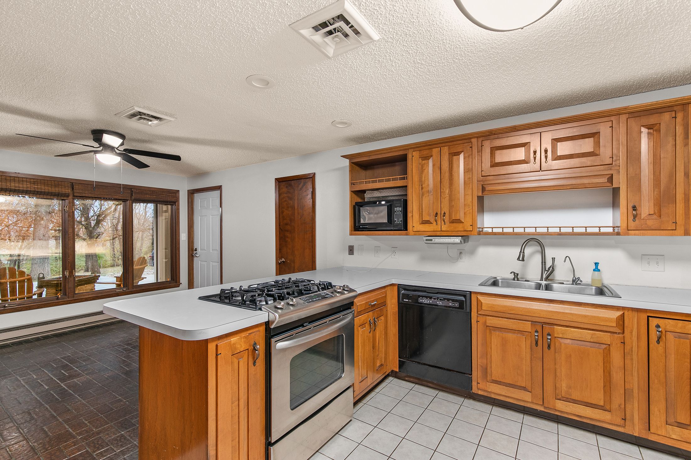 Listing Photo: 12-IMG_5563