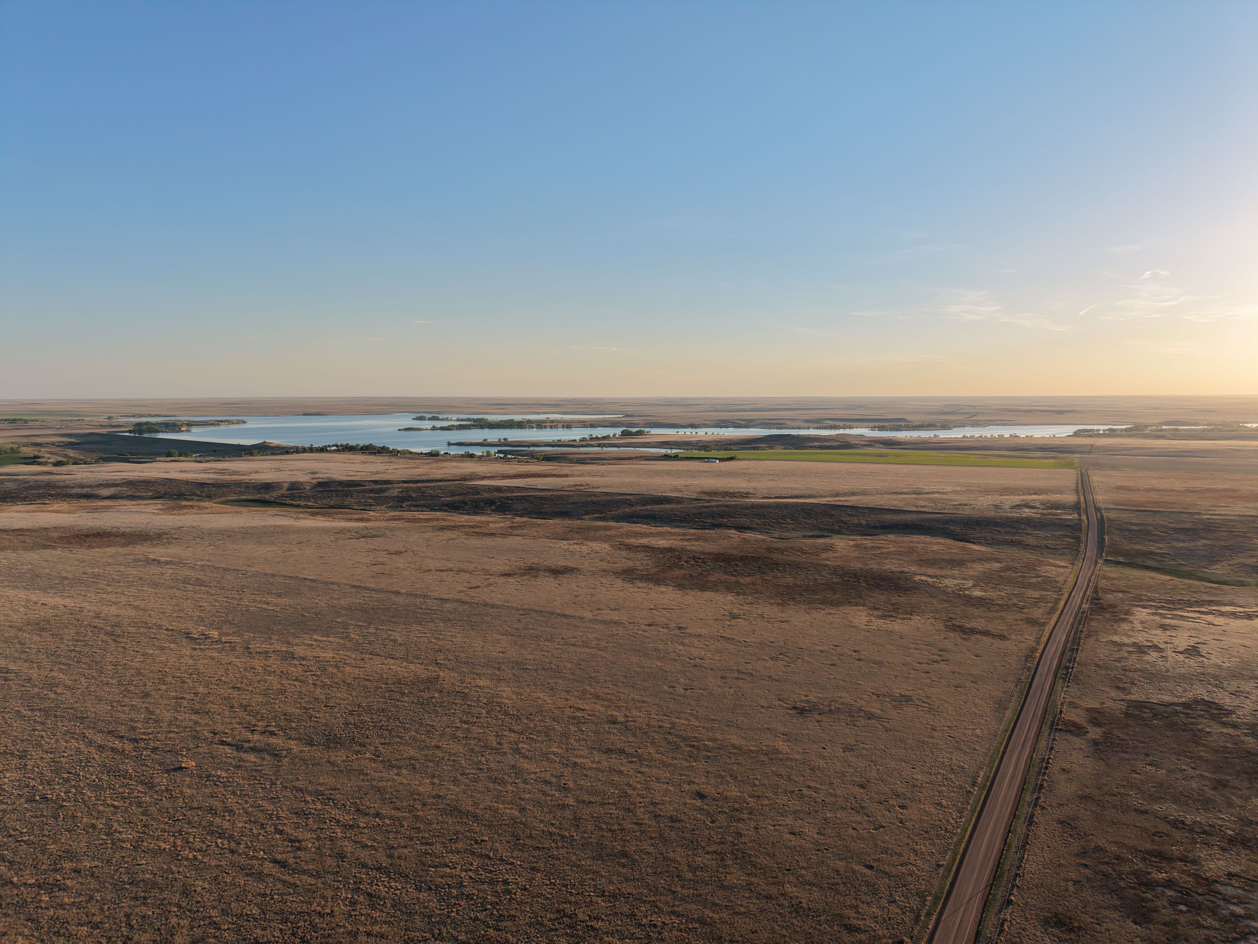 Listing Photo: dji_fly_20260512_192338_0088_1778638781140_photo