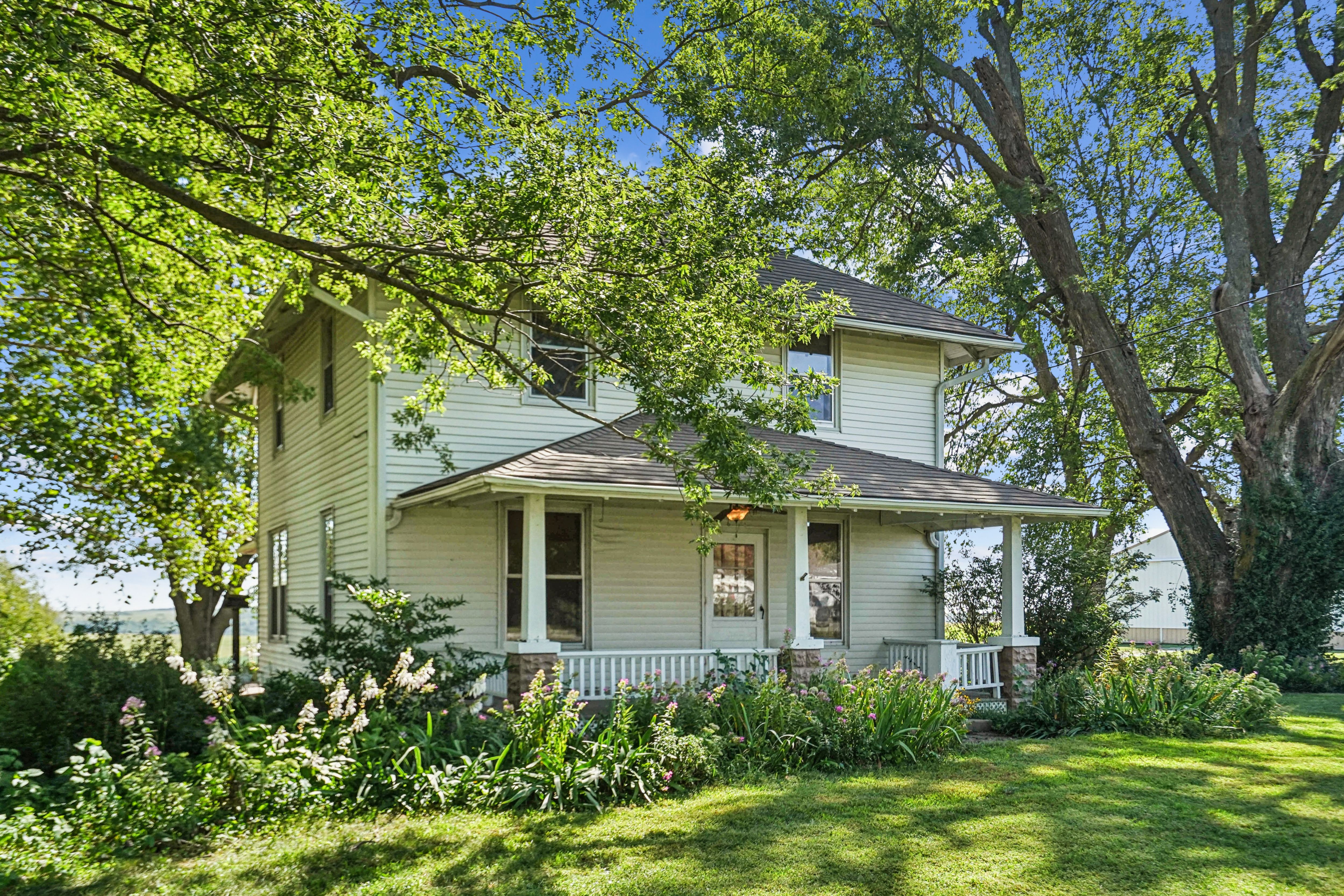 Listing Photo: 03-101_1824_G_Ave