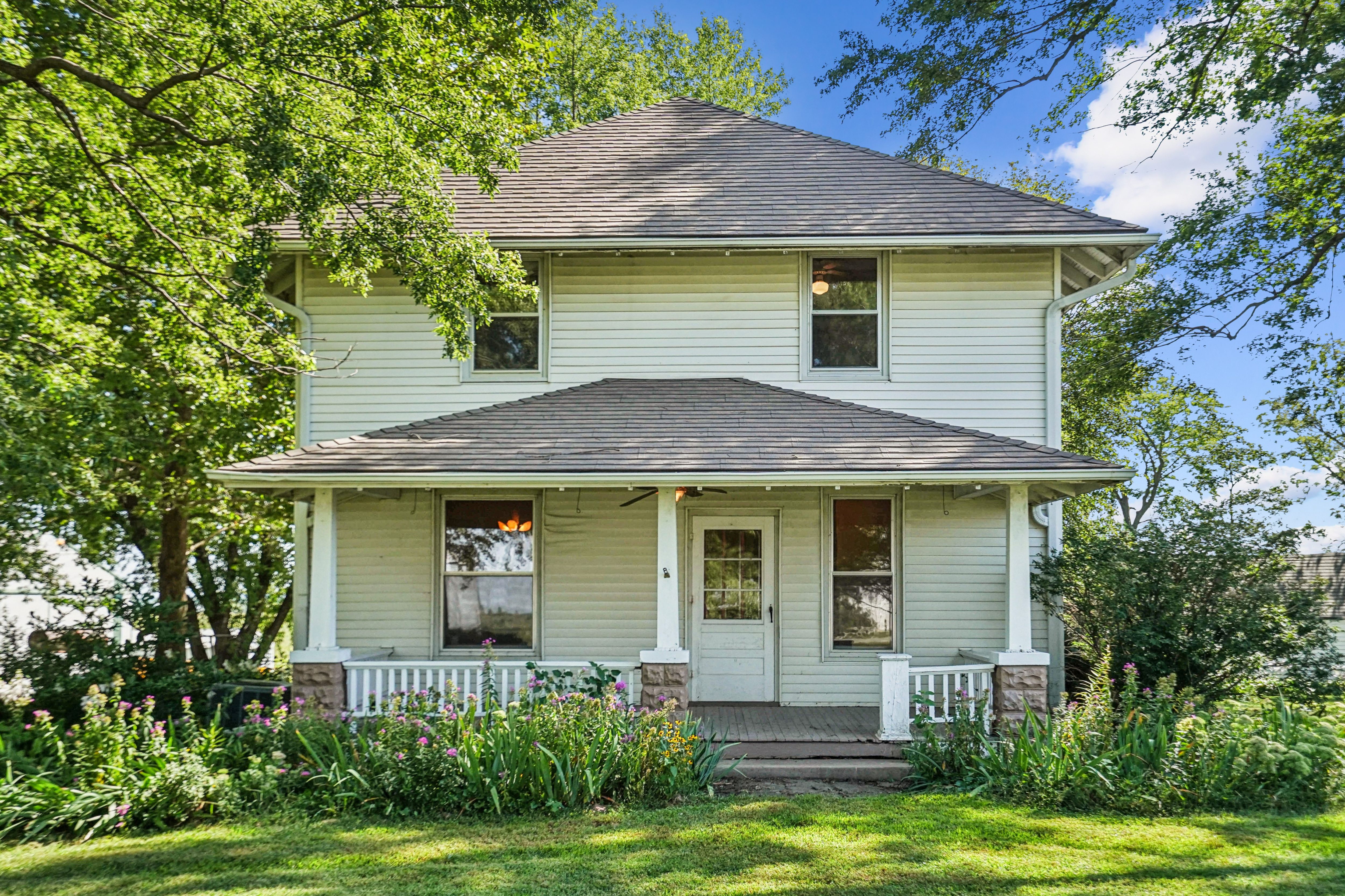 Listing Photo: 04-106_1824_G_Ave
