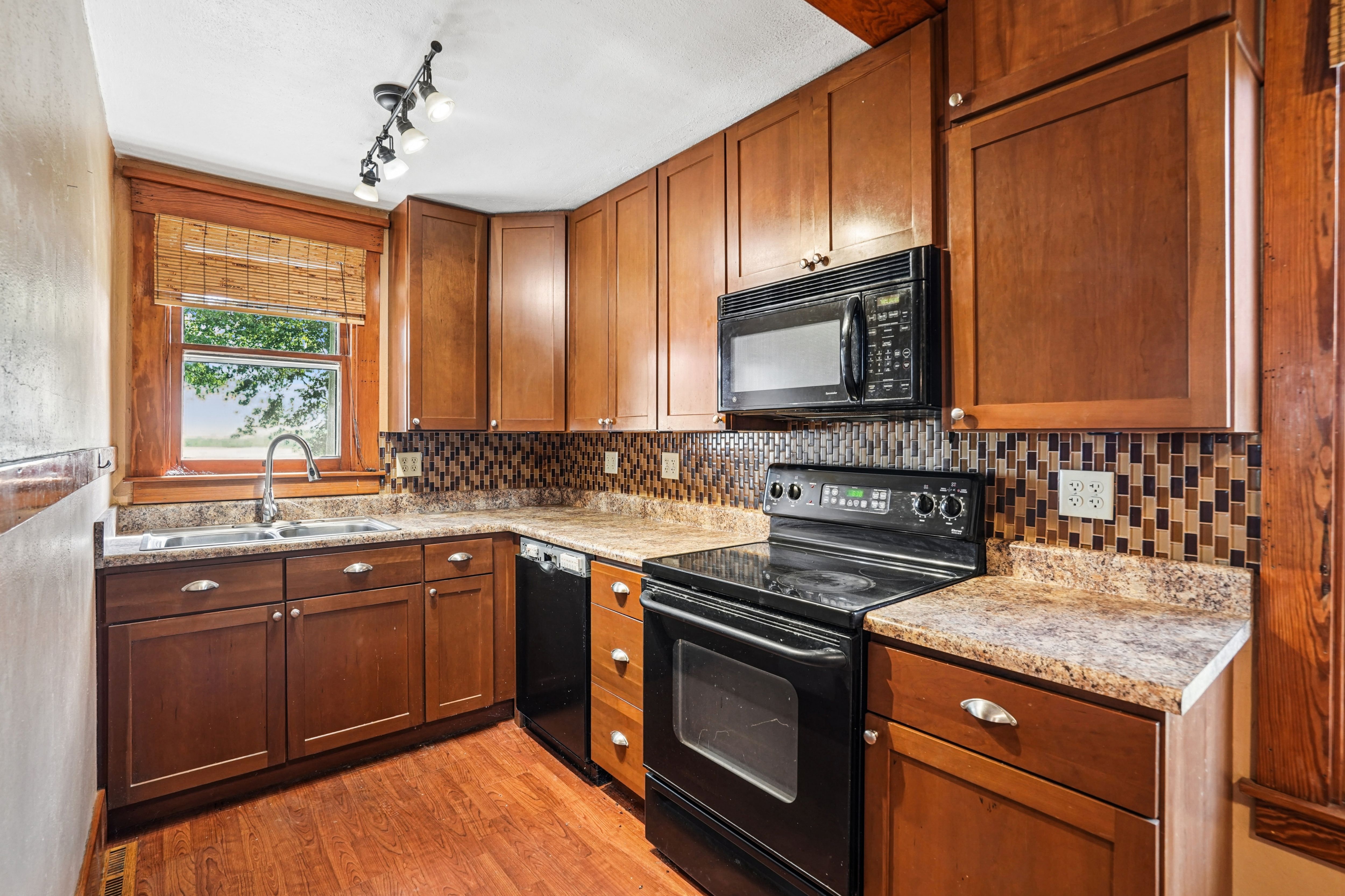 Listing Photo: 17-171_1824_G_Ave
