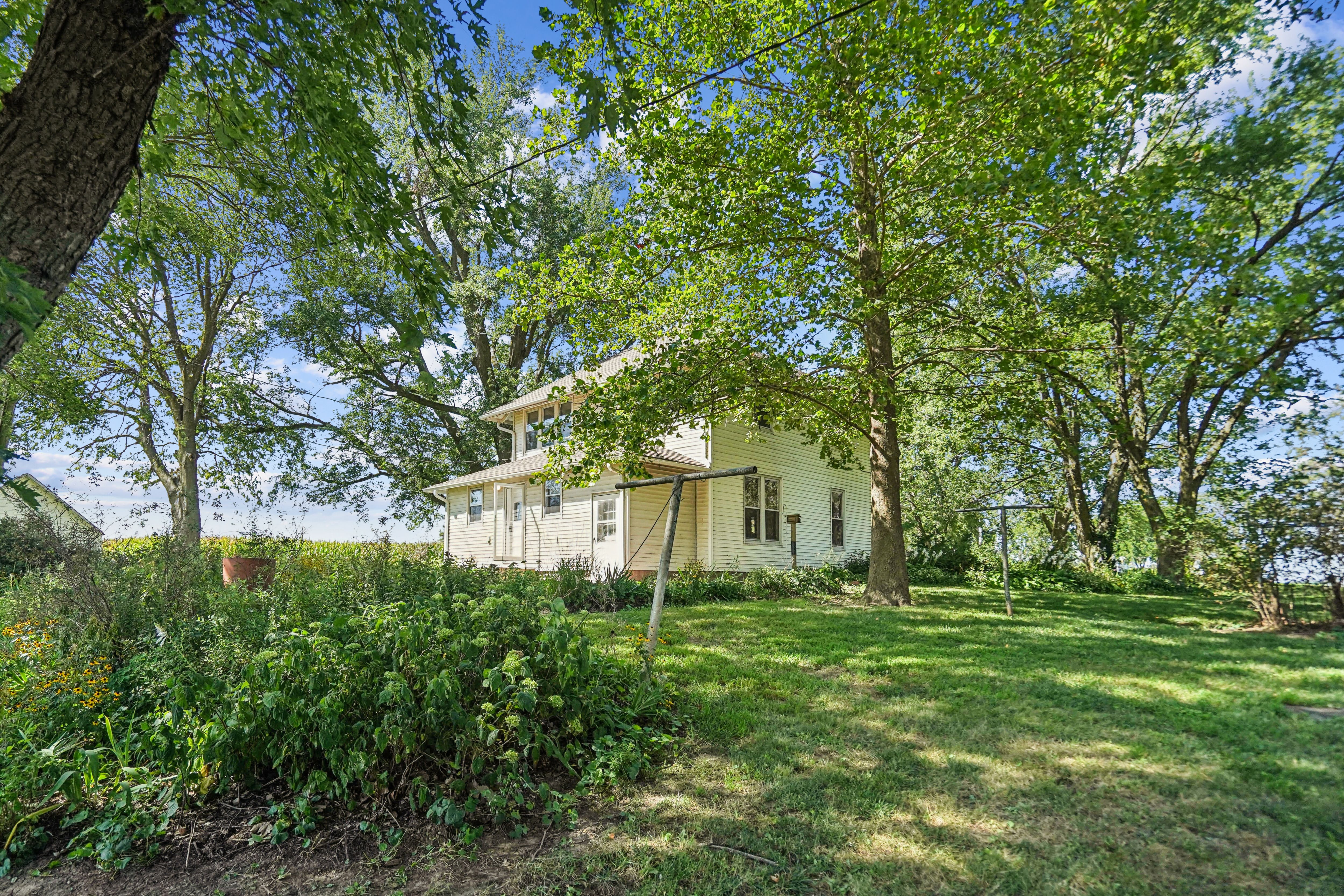 Listing Photo: 37-261_1824_G_Ave